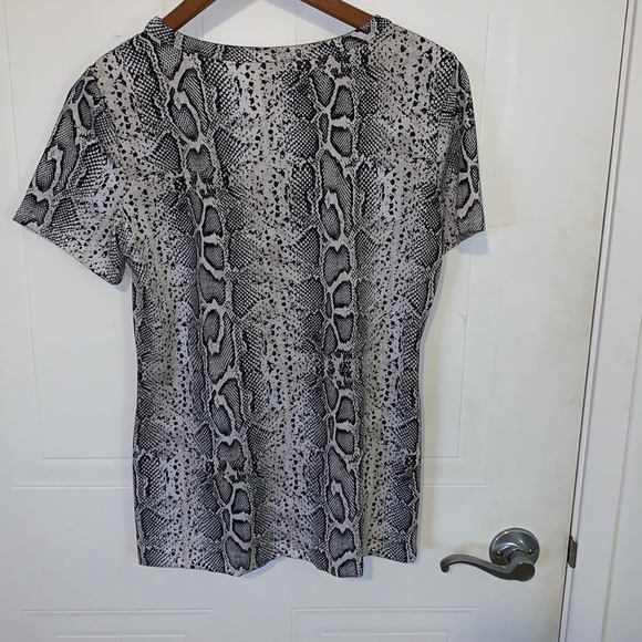 5 seasons blouse 👚 snake print 🐍 (2 FOR $15) - Picture 3 of 5
